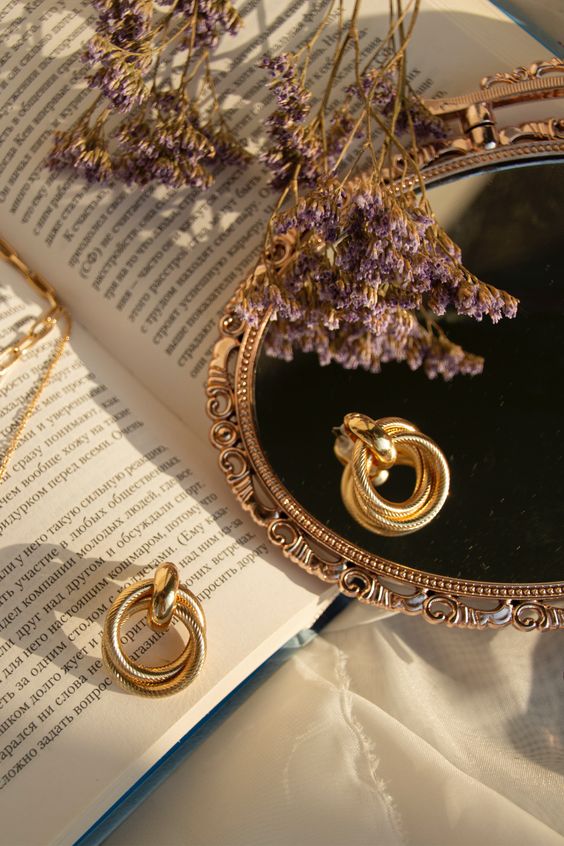 Vintage vs. Contemporary: Choosing the Right Style in Jewelry 2 Vintage