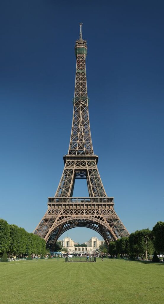 Art and Architecture: Iconic Buildings as Artistic Masterpieces 2 Tour Eiffel
